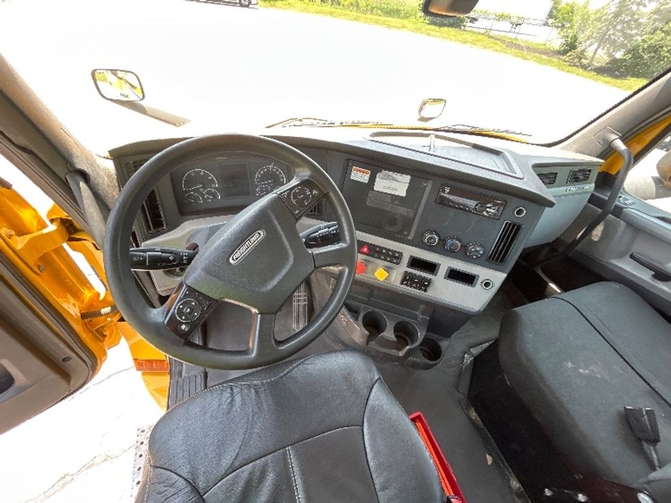 Day Cab Tractor-Heavy Duty Tractors-Freightliner-2019-T12664ST-Rochester-NY-433,045\n\t\tmiles-$ 35,750 - Image 11