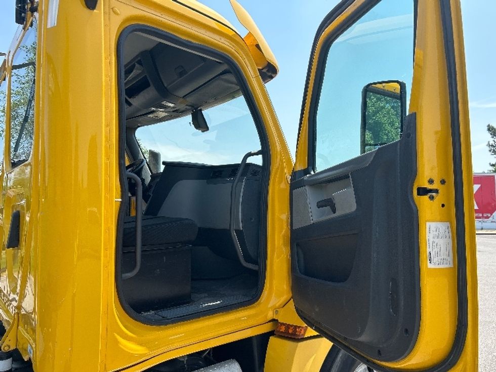 Day Cab Tractor-Heavy Duty Tractors-Freightliner-2019-T12664ST-Rochester-NY-433,045\n\t\tmiles-$ 35,750 - Image 12