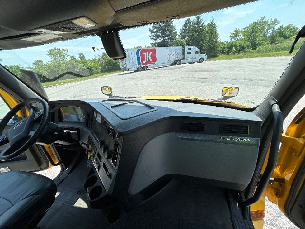 Day Cab Tractor-Heavy Duty Tractors-Freightliner-2019-T12664ST-Rochester-NY-433,045\n\t\tmiles-$ 35,750 - Image 13