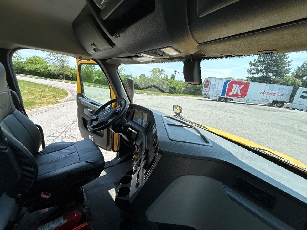 Day Cab Tractor-Heavy Duty Tractors-Freightliner-2019-T12664ST-Rochester-NY-433,045\n\t\tmiles-$ 35,750 - Image 14