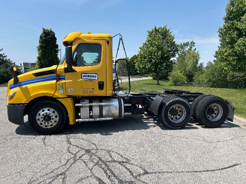 Day Cab Tractor-Heavy Duty Tractors-Freightliner-2019-T12664ST-Rochester-NY-433,045\n\t\tmiles-$ 35,750 - Image 4