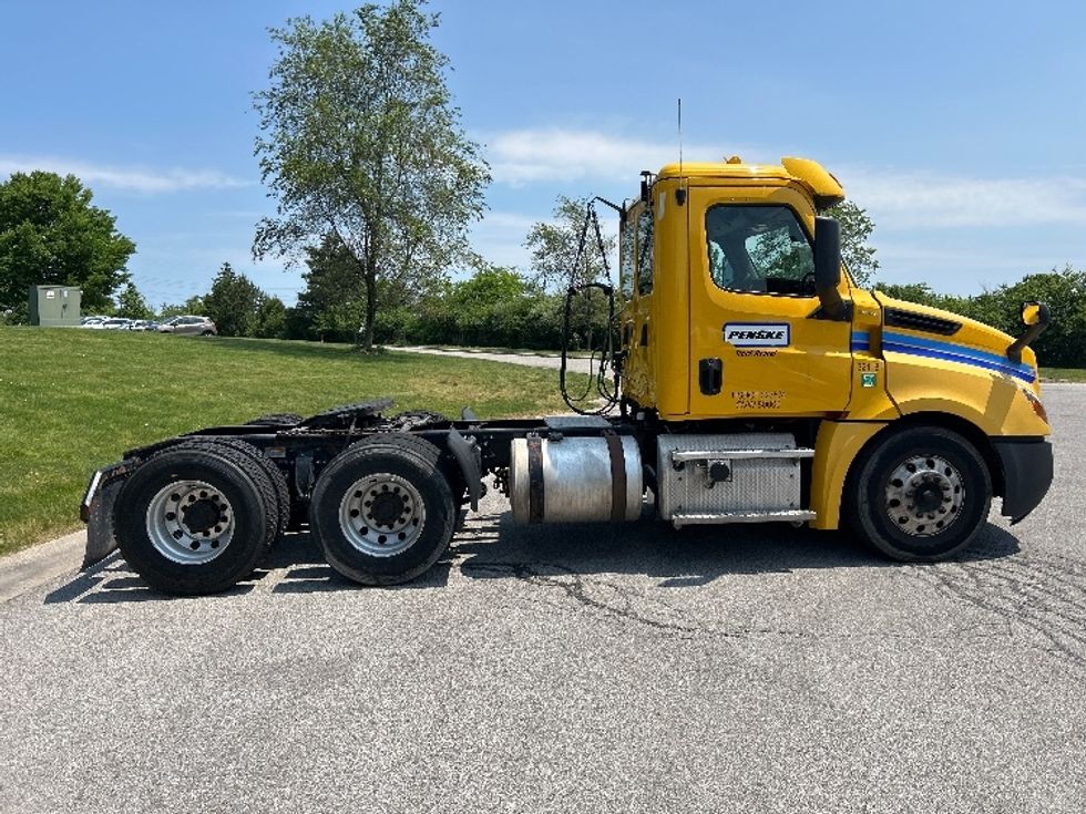 Day Cab Tractor-Heavy Duty Tractors-Freightliner-2019-T12664ST-Rochester-NY-433,045\n\t\tmiles-$ 35,750 - Image 8