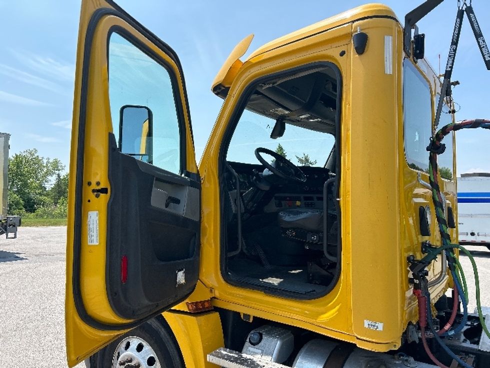 Day Cab Tractor-Heavy Duty Tractors-Freightliner-2019-T12664ST-Rochester-NY-433,045\n\t\tmiles-$ 35,750 - Image 9