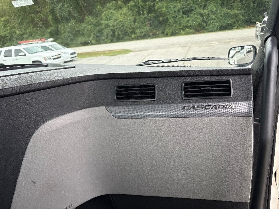 Day Cab Tractor-Heavy Duty Tractors-Freightliner-2019-T12664ST-Rocky Mount-NC-555,405\n\t\tmiles-$ 34,250 - Image 13