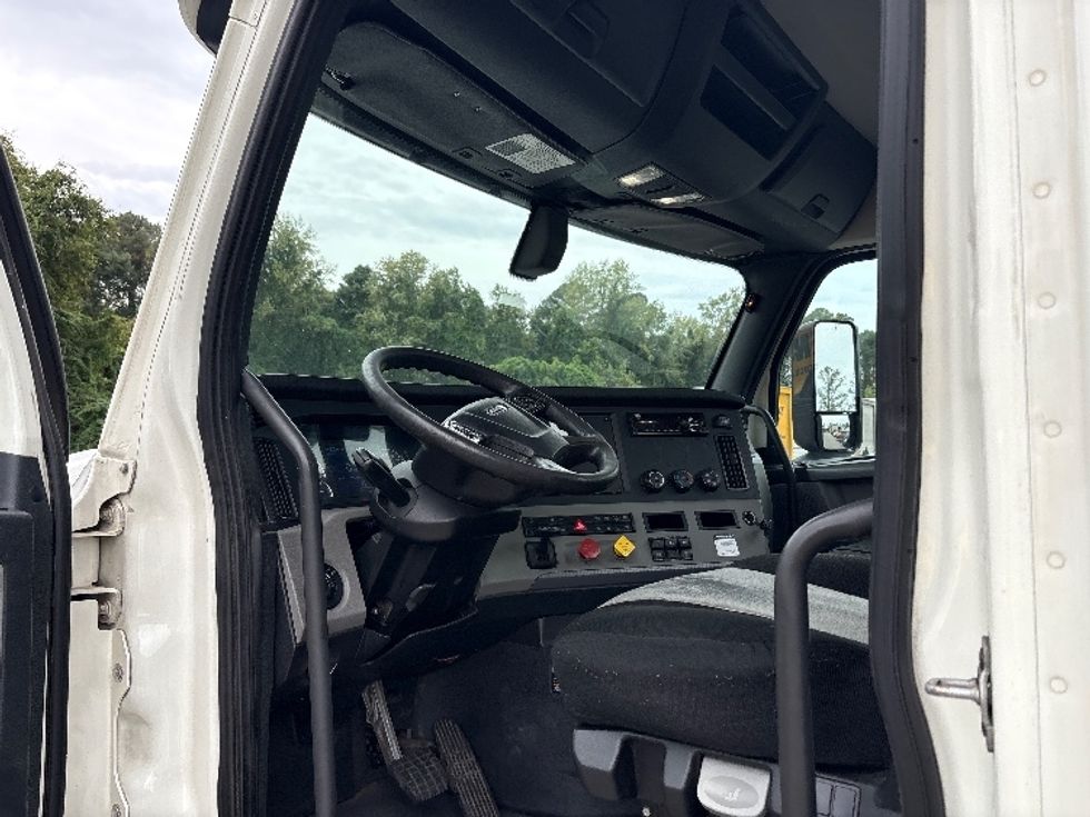 Day Cab Tractor-Heavy Duty Tractors-Freightliner-2019-T12664ST-Rocky Mount-NC-555,405\n\t\tmiles-$ 34,250 - Image 9