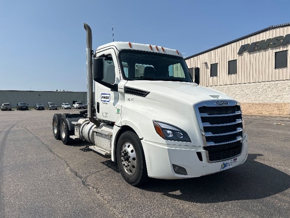 Day Cab Tractor-Heavy Duty Tractors-Freightliner-2019-T12664ST-Rothschild-WI-311,566\n\t\tmiles-$ 40,500 - Image 1