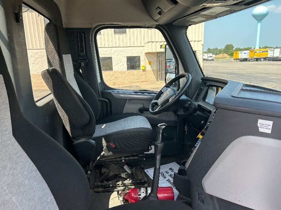 Day Cab Tractor-Heavy Duty Tractors-Freightliner-2019-T12664ST-Rothschild-WI-311,566\n\t\tmiles-$ 40,500 - Image 14
