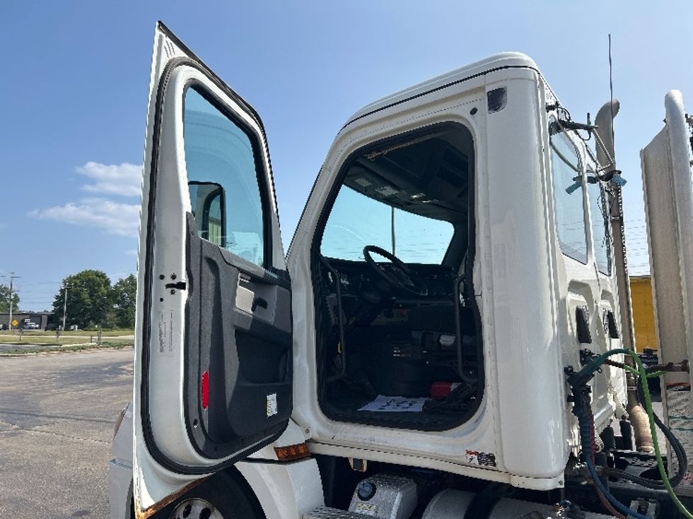 Day Cab Tractor-Heavy Duty Tractors-Freightliner-2019-T12664ST-Rothschild-WI-311,566\n\t\tmiles-$ 40,500 - Image 9