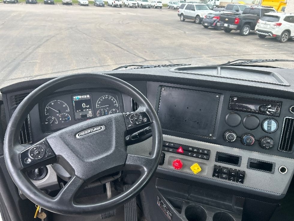 Day Cab Tractor-Heavy Duty Tractors-Freightliner-2019-T12664ST-Rothschild-WI-411,301\n\t\tmiles-$ 41,250 - Image 11