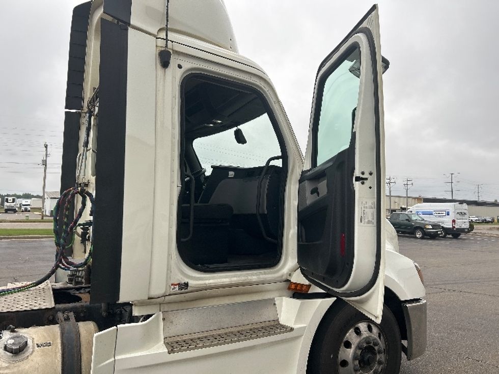 Day Cab Tractor-Heavy Duty Tractors-Freightliner-2019-T12664ST-Rothschild-WI-411,301\n\t\tmiles-$ 41,250 - Image 12