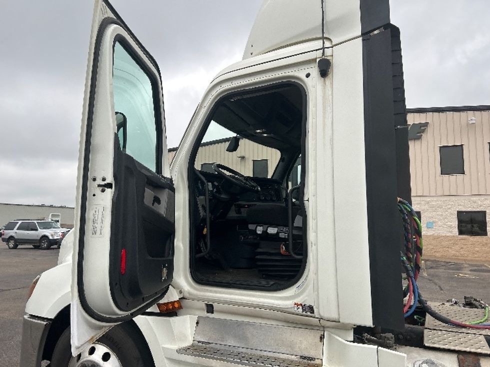 Day Cab Tractor-Heavy Duty Tractors-Freightliner-2019-T12664ST-Rothschild-WI-411,301\n\t\tmiles-$ 41,250 - Image 9