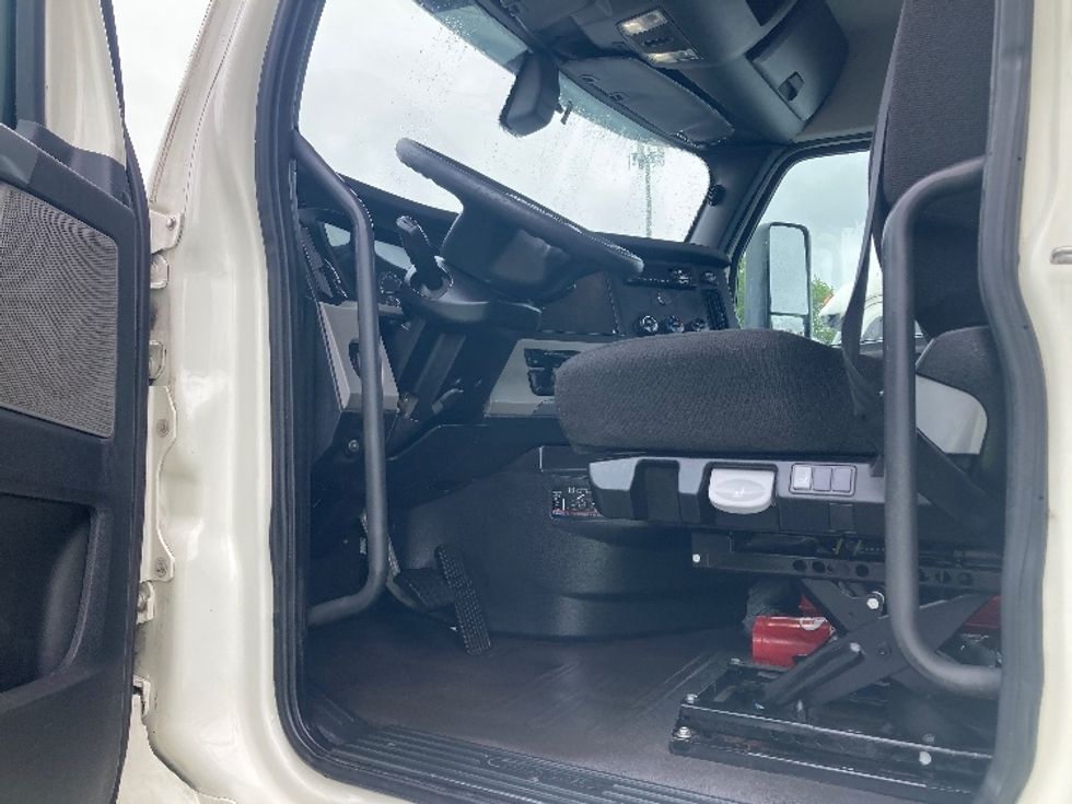 Day Cab Tractor-Heavy Duty Tractors-Freightliner-2019-T12664ST-Saginaw-MI-455,363\n\t\tmiles-$ 54,250 - Image 9