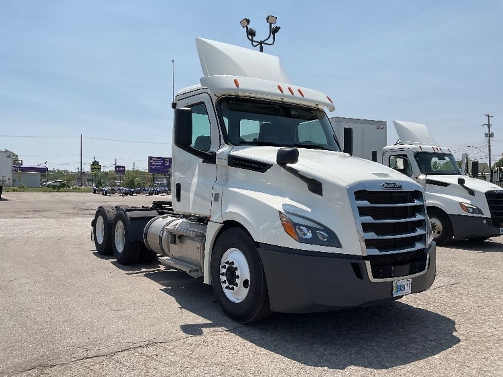Day Cab Tractor-Heavy Duty Tractors-Freightliner-2019-T12664ST-Saginaw-MI-786,023\n\t\tmiles-$ 26,750 - Image 1