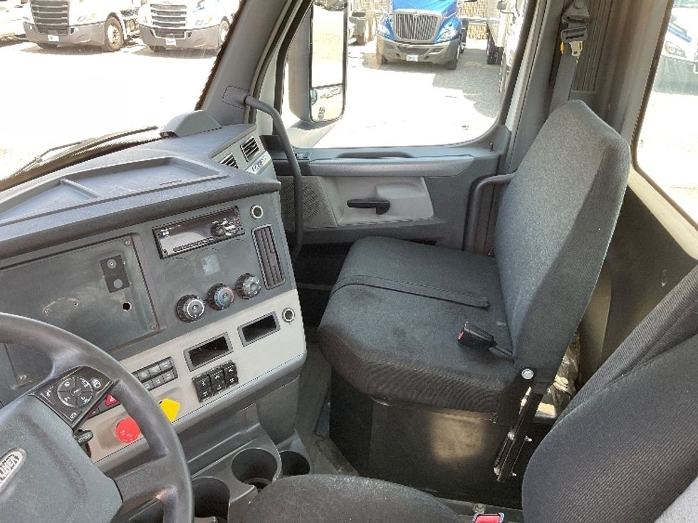 Day Cab Tractor-Heavy Duty Tractors-Freightliner-2019-T12664ST-Saginaw-MI-786,023\n\t\tmiles-$ 26,750 - Image 10