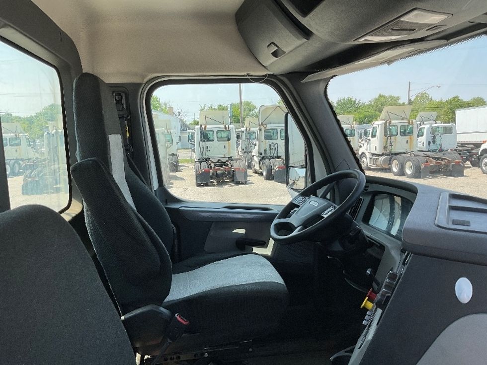 Day Cab Tractor-Heavy Duty Tractors-Freightliner-2019-T12664ST-Saginaw-MI-786,023\n\t\tmiles-$ 26,750 - Image 14