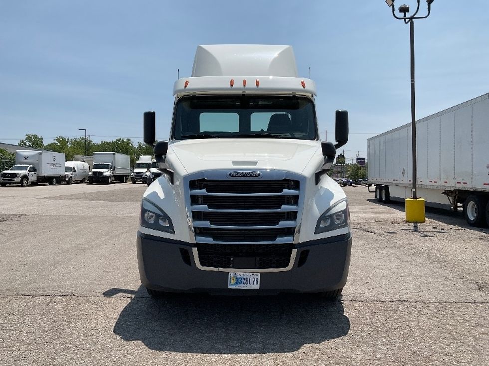 Day Cab Tractor-Heavy Duty Tractors-Freightliner-2019-T12664ST-Saginaw-MI-786,023\n\t\tmiles-$ 26,750 - Image 2