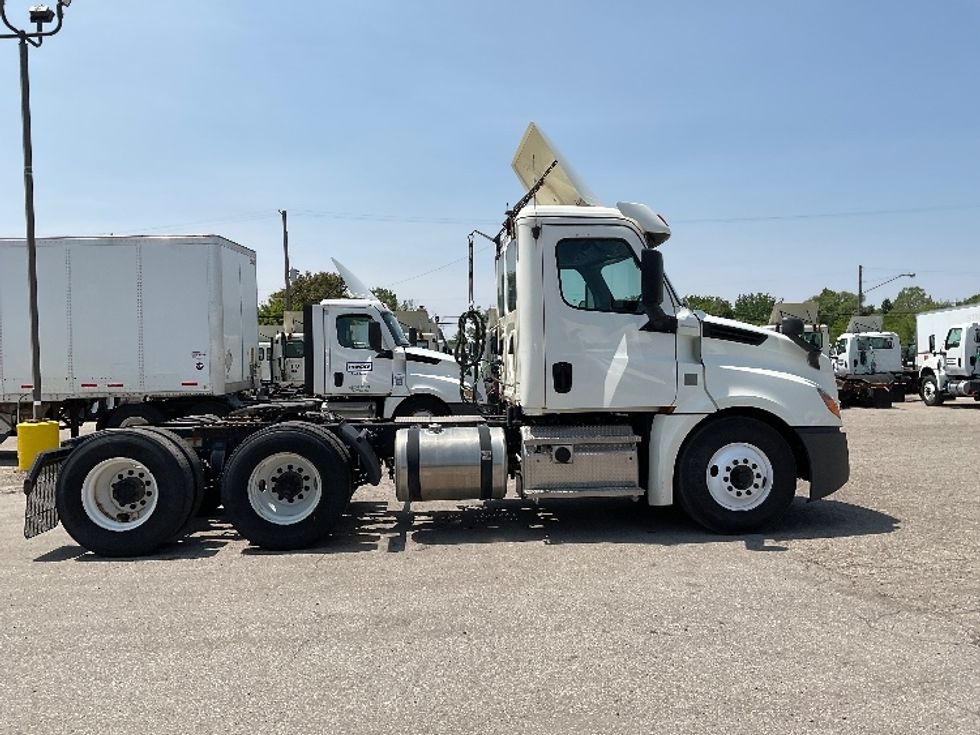 Day Cab Tractor-Heavy Duty Tractors-Freightliner-2019-T12664ST-Saginaw-MI-786,023\n\t\tmiles-$ 26,750 - Image 8
