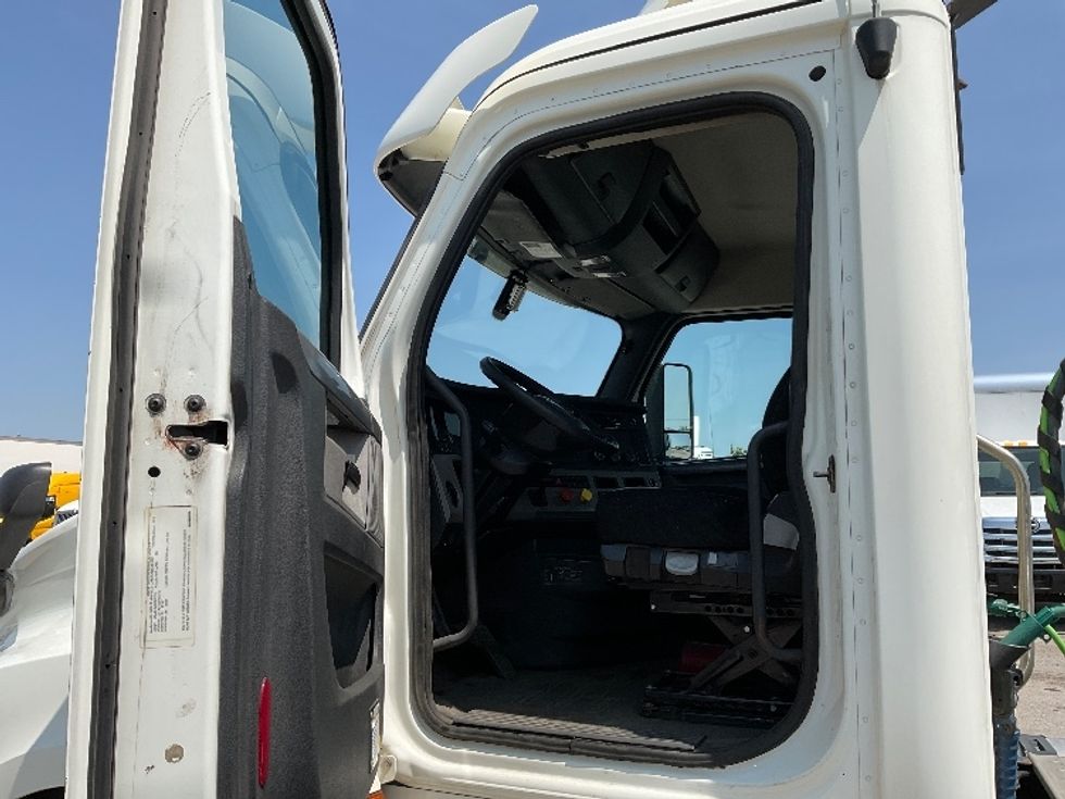 Day Cab Tractor-Heavy Duty Tractors-Freightliner-2019-T12664ST-Saginaw-MI-786,023\n\t\tmiles-$ 26,750 - Image 9