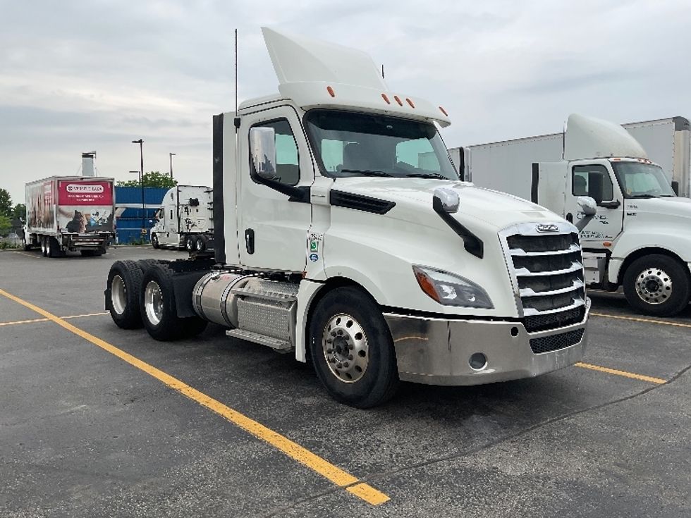 Day Cab Tractor-Heavy Duty Tractors-Freightliner-2019-T12664ST-Saint Laurent-PQ-205,322\n\t\tkm-$ 71,250 - Image 1