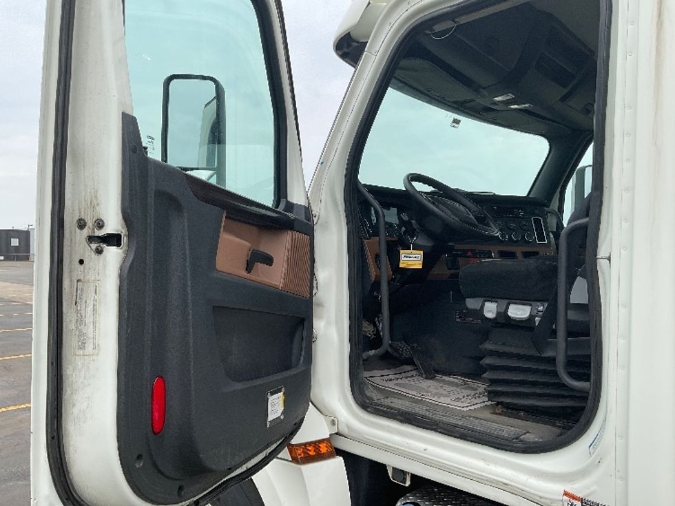 Day Cab Tractor-Heavy Duty Tractors-Freightliner-2019-T12664ST-Saint Laurent-PQ-205,322\n\t\tkm-$ 71,250 - Image 9