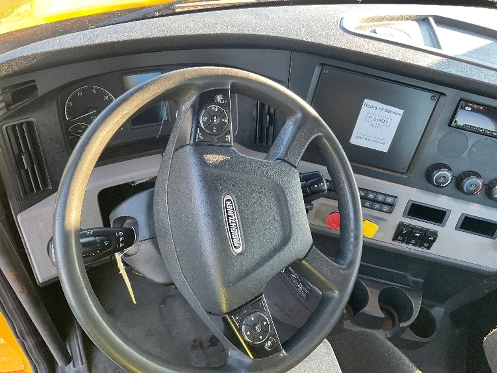 Day Cab Tractor-Heavy Duty Tractors-Freightliner-2019-T12664ST-Saint Laurent-PQ-389,209\n\t\tkm-$ 63,250 - Image 10