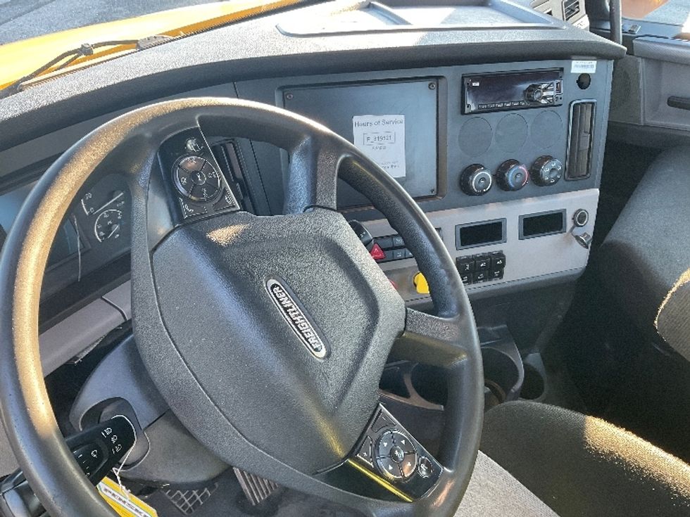 Day Cab Tractor-Heavy Duty Tractors-Freightliner-2019-T12664ST-Saint Laurent-PQ-389,209\n\t\tkm-$ 63,250 - Image 11