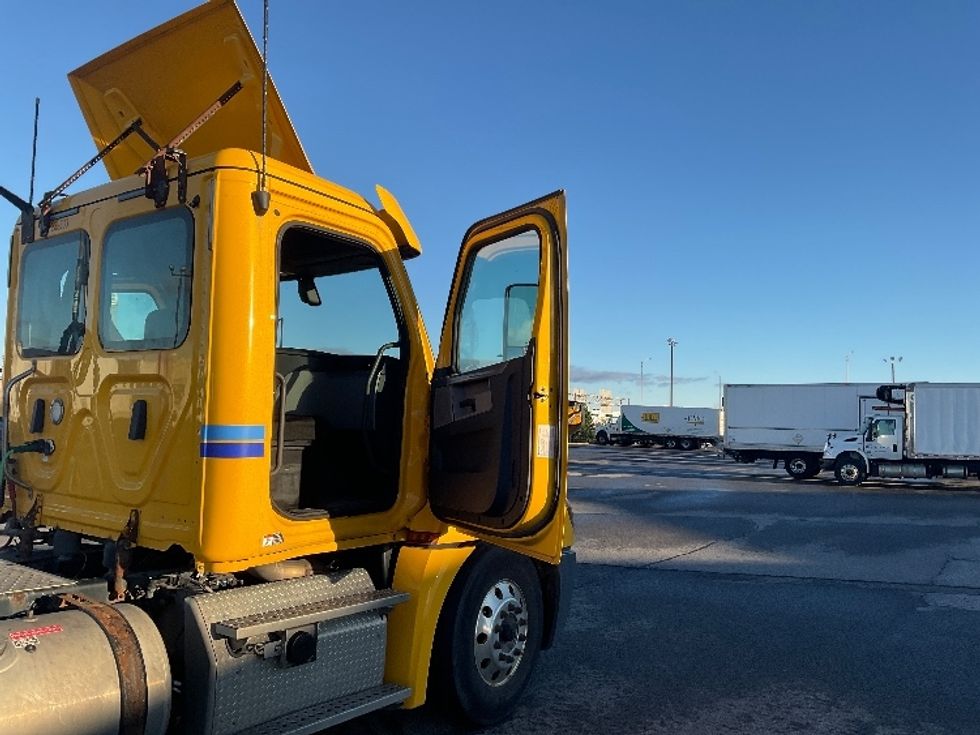 Day Cab Tractor-Heavy Duty Tractors-Freightliner-2019-T12664ST-Saint Laurent-PQ-389,209\n\t\tkm-$ 63,250 - Image 12