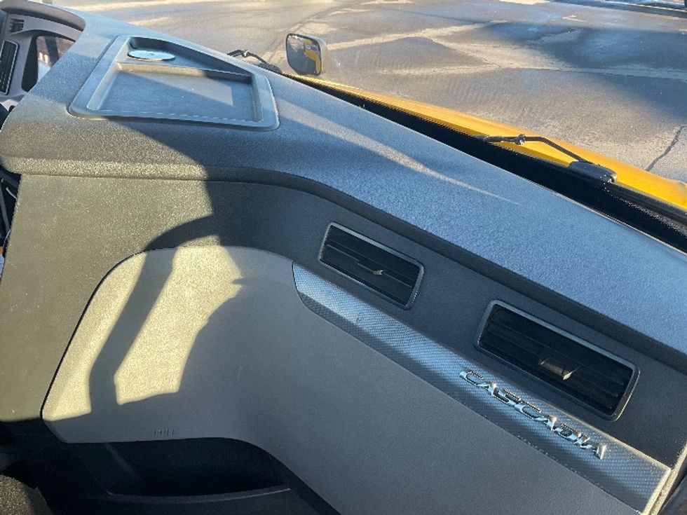 Day Cab Tractor-Heavy Duty Tractors-Freightliner-2019-T12664ST-Saint Laurent-PQ-389,209\n\t\tkm-$ 63,250 - Image 13