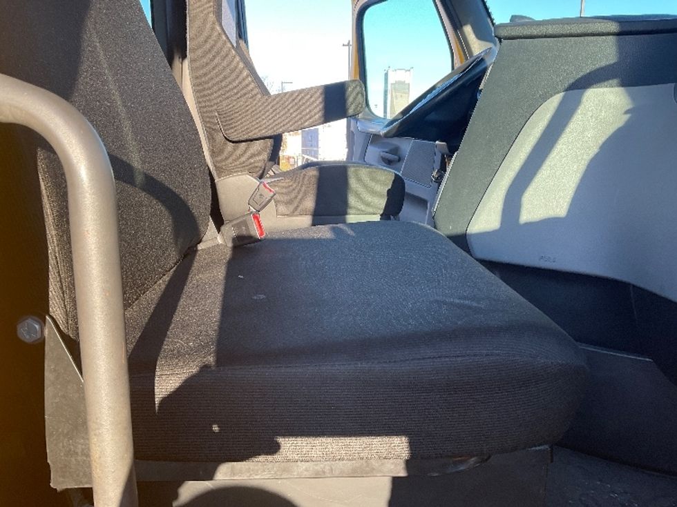 Day Cab Tractor-Heavy Duty Tractors-Freightliner-2019-T12664ST-Saint Laurent-PQ-389,209\n\t\tkm-$ 63,250 - Image 14