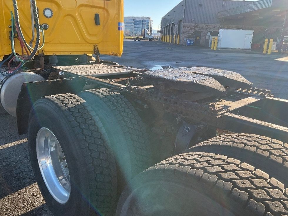 Day Cab Tractor-Heavy Duty Tractors-Freightliner-2019-T12664ST-Saint Laurent-PQ-389,209\n\t\tkm-$ 63,250 - Image 17