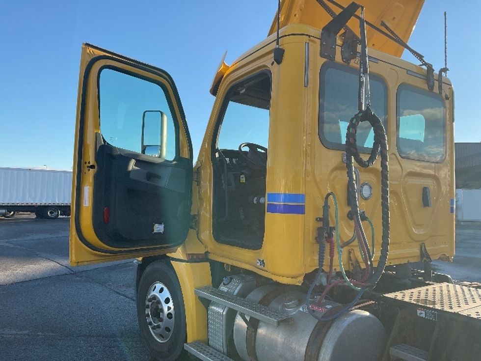 Day Cab Tractor-Heavy Duty Tractors-Freightliner-2019-T12664ST-Saint Laurent-PQ-389,209\n\t\tkm-$ 63,250 - Image 9