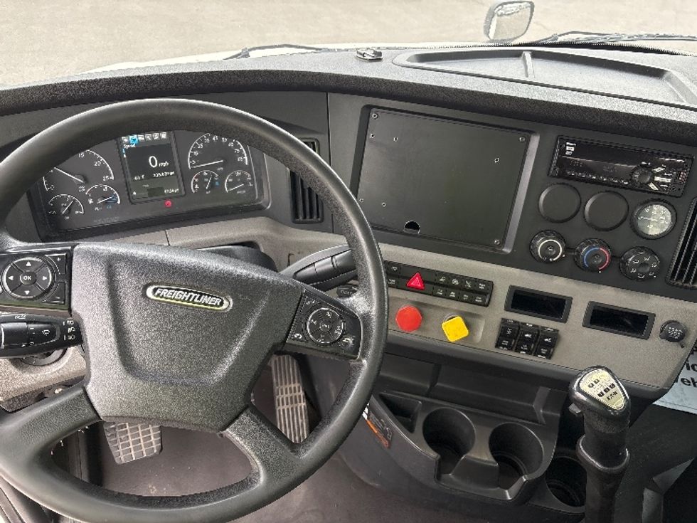 Day Cab Tractor-Heavy Duty Tractors-Freightliner-2019-T12664ST-Salt Lake City-UT-338,387\n\t\tmiles-$ 48,000 - Image 10