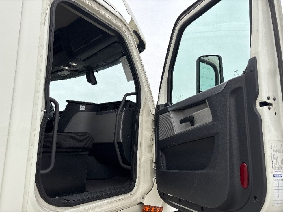 Day Cab Tractor-Heavy Duty Tractors-Freightliner-2019-T12664ST-Salt Lake City-UT-338,387\n\t\tmiles-$ 48,000 - Image 11