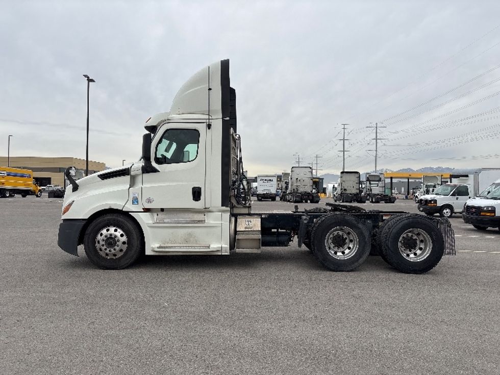 Day Cab Tractor-Heavy Duty Tractors-Freightliner-2019-T12664ST-Salt Lake City-UT-338,387\n\t\tmiles-$ 48,000 - Image 3