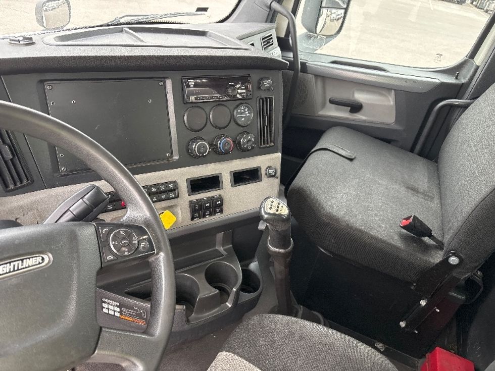 Day Cab Tractor-Heavy Duty Tractors-Freightliner-2019-T12664ST-Salt Lake City-UT-338,387\n\t\tmiles-$ 48,000 - Image 9