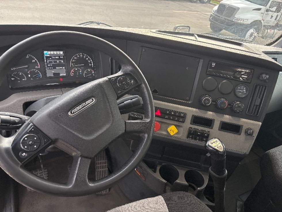Day Cab Tractor-Heavy Duty Tractors-Freightliner-2019-T12664ST-Salt Lake City-UT-364,582\n\t\tmiles-$ 46,500 - Image 11