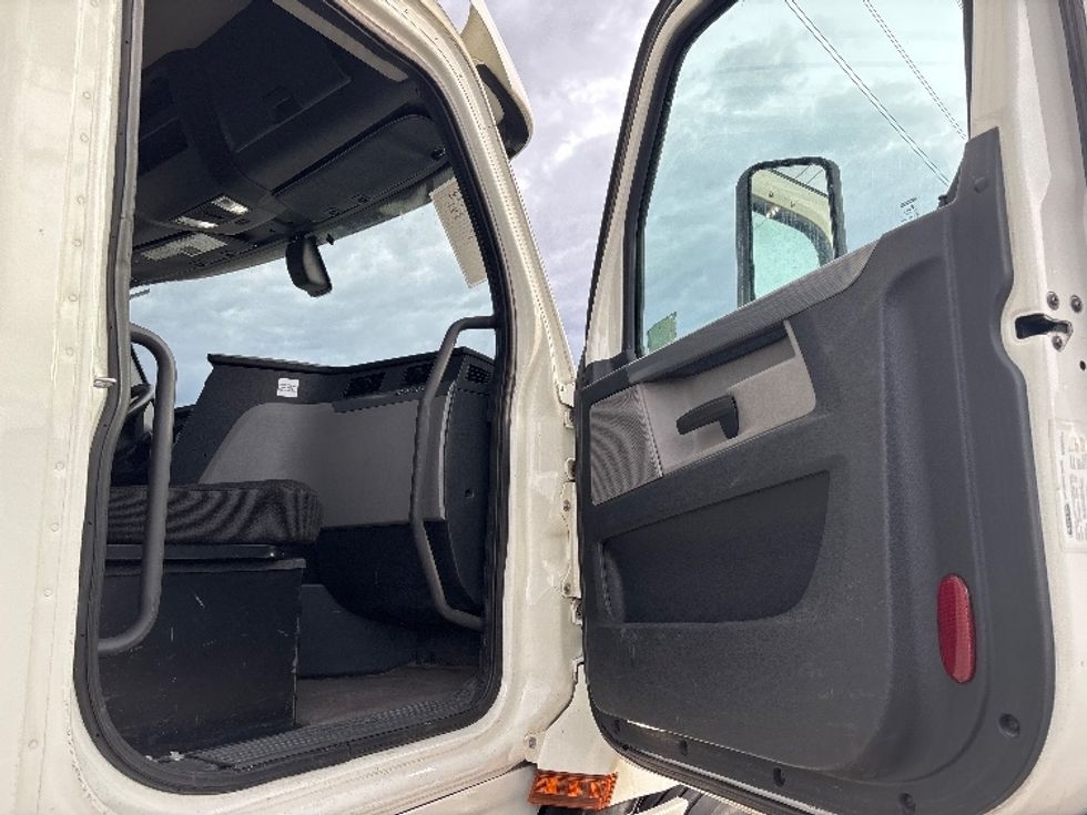 Day Cab Tractor-Heavy Duty Tractors-Freightliner-2019-T12664ST-Salt Lake City-UT-364,582\n\t\tmiles-$ 46,500 - Image 12