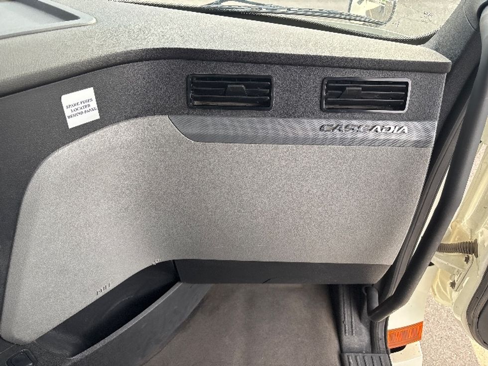 Day Cab Tractor-Heavy Duty Tractors-Freightliner-2019-T12664ST-Salt Lake City-UT-364,582\n\t\tmiles-$ 46,500 - Image 13