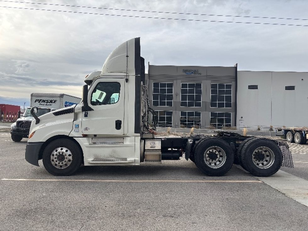 Day Cab Tractor-Heavy Duty Tractors-Freightliner-2019-T12664ST-Salt Lake City-UT-364,582\n\t\tmiles-$ 46,500 - Image 4