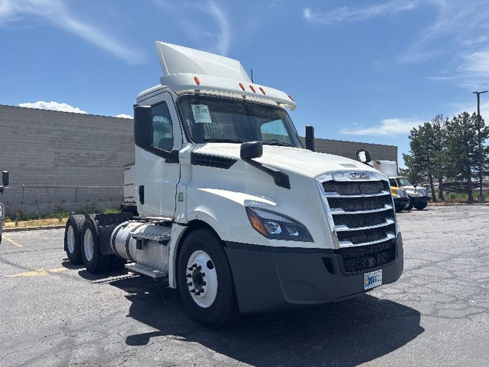 Day Cab Tractor-Heavy Duty Tractors-Freightliner-2019-T12664ST-Salt Lake City-UT-379,937\n\t\tmiles-$ 45,500 - Image 1