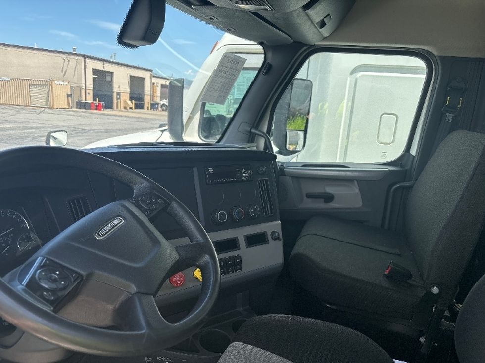 Day Cab Tractor-Heavy Duty Tractors-Freightliner-2019-T12664ST-Salt Lake City-UT-379,937\n\t\tmiles-$ 45,500 - Image 10