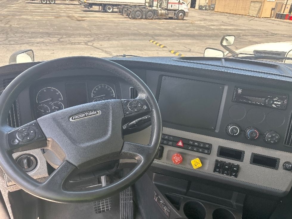 Day Cab Tractor-Heavy Duty Tractors-Freightliner-2019-T12664ST-Salt Lake City-UT-379,937\n\t\tmiles-$ 45,500 - Image 11
