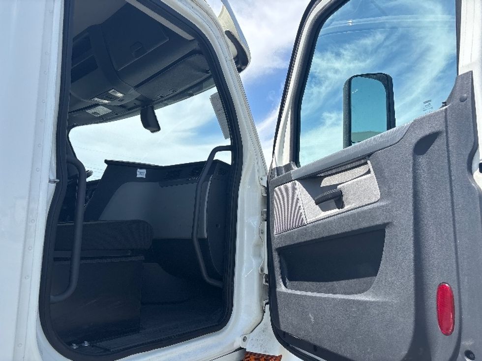 Day Cab Tractor-Heavy Duty Tractors-Freightliner-2019-T12664ST-Salt Lake City-UT-379,937\n\t\tmiles-$ 45,500 - Image 12