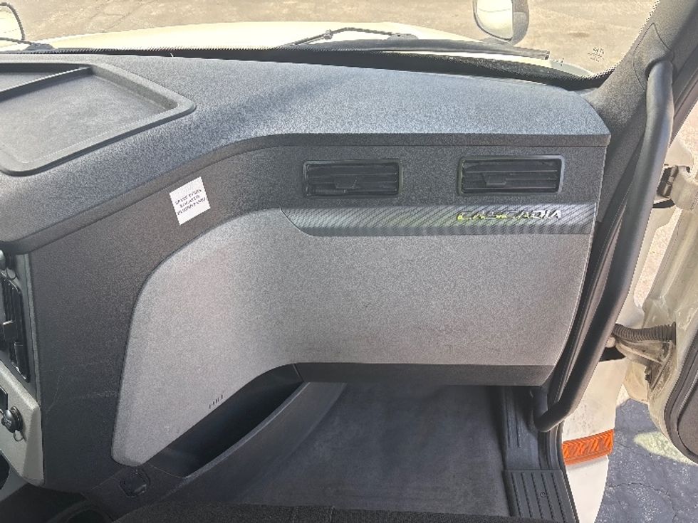 Day Cab Tractor-Heavy Duty Tractors-Freightliner-2019-T12664ST-Salt Lake City-UT-379,937\n\t\tmiles-$ 45,500 - Image 13