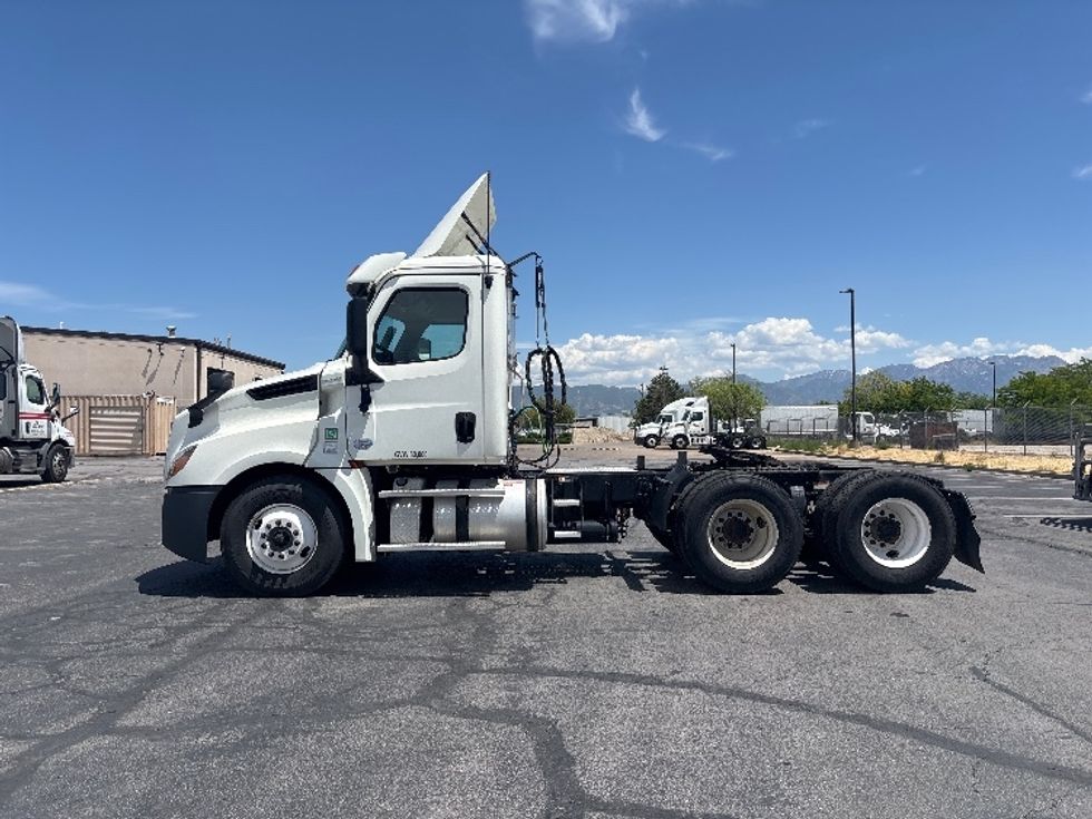 Day Cab Tractor-Heavy Duty Tractors-Freightliner-2019-T12664ST-Salt Lake City-UT-379,937\n\t\tmiles-$ 45,500 - Image 4