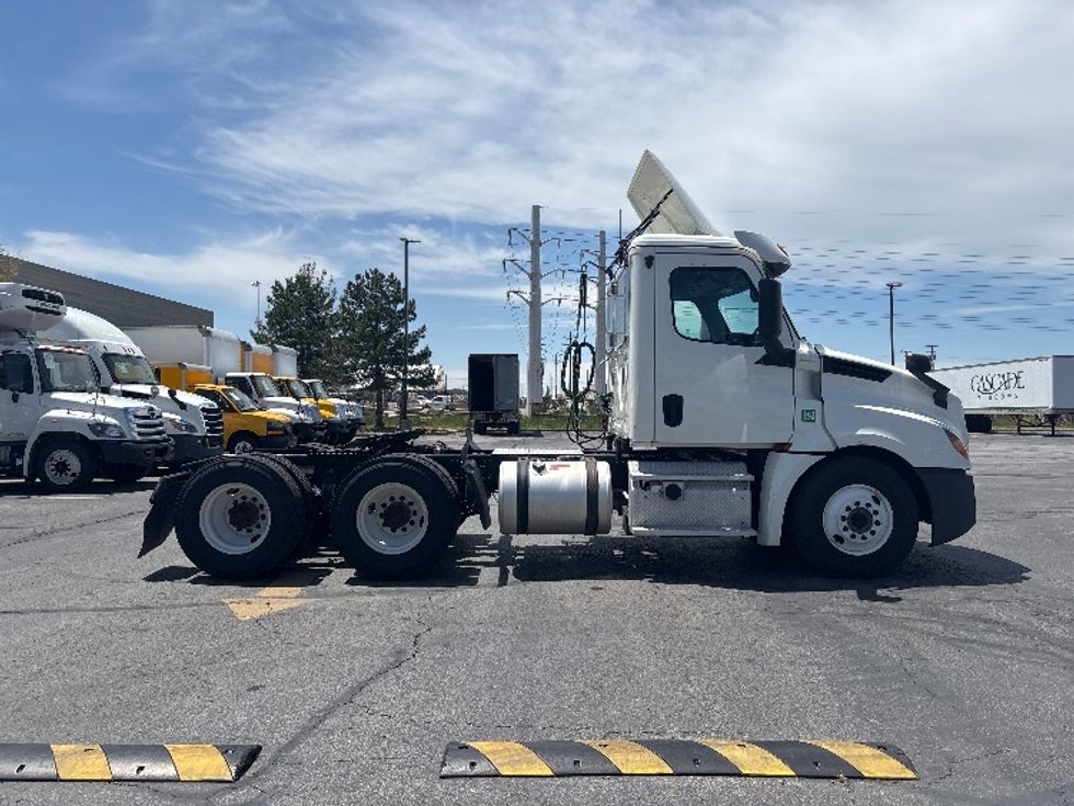 Day Cab Tractor-Heavy Duty Tractors-Freightliner-2019-T12664ST-Salt Lake City-UT-379,937\n\t\tmiles-$ 45,500 - Image 8