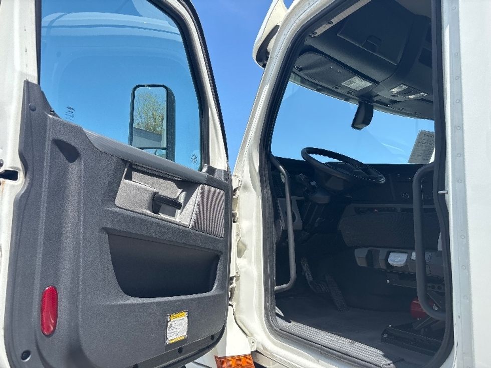Day Cab Tractor-Heavy Duty Tractors-Freightliner-2019-T12664ST-Salt Lake City-UT-379,937\n\t\tmiles-$ 45,500 - Image 9