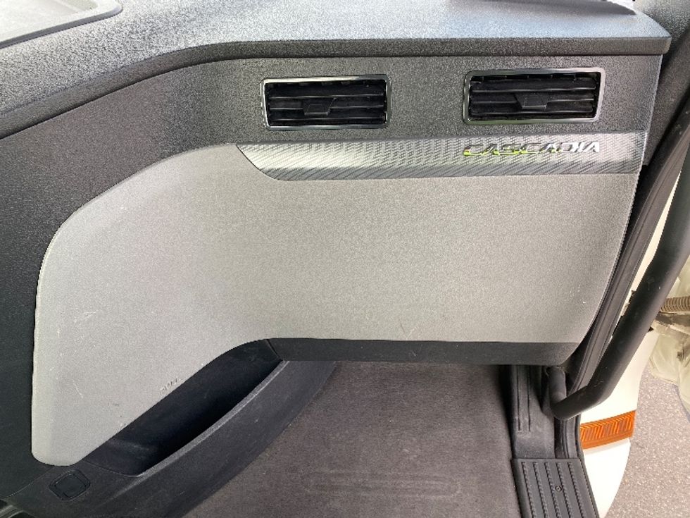 Day Cab Tractor-Heavy Duty Tractors-Freightliner-2019-T12664ST-Salt Lake City-UT-469,979\n\t\tmiles-$ 50,000 - Image 13