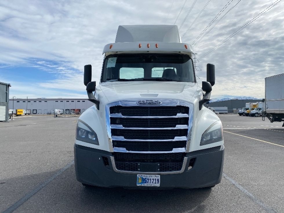 2019 Freightliner Cascadia 126" Day cab photo 2