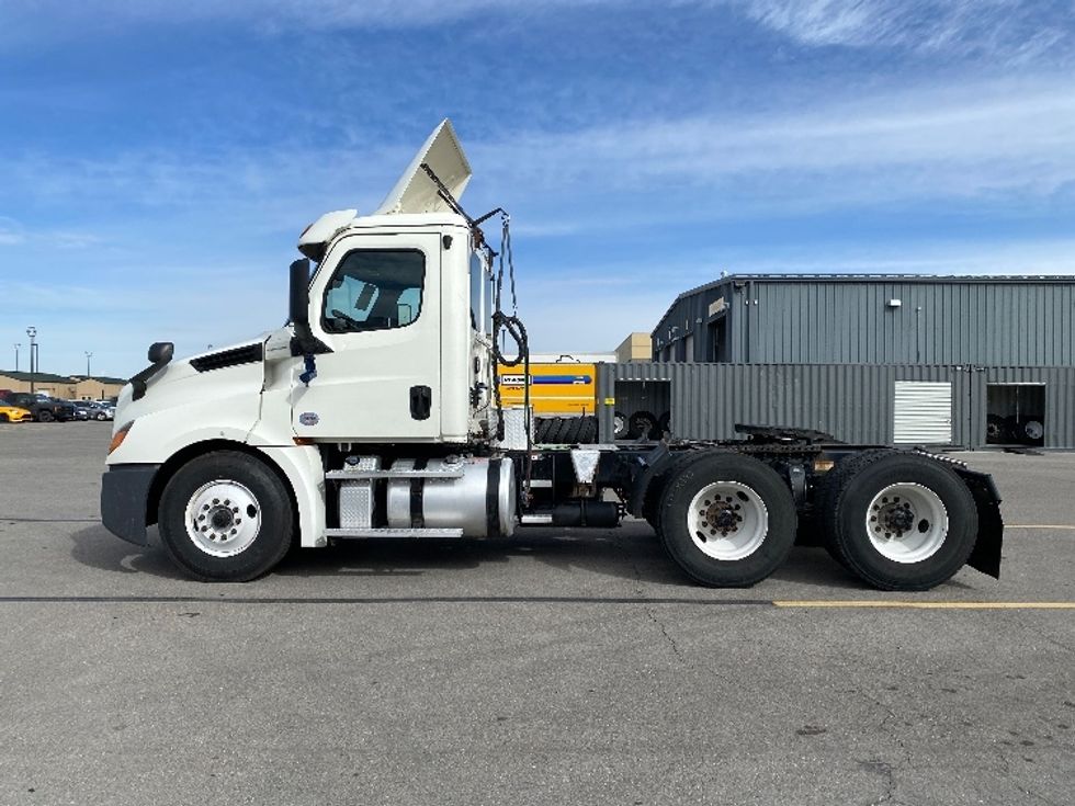 2019 Freightliner Cascadia 126" Day cab photo 4